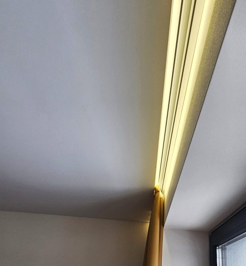 Вбудований карниз з підсвіткою в натяжній стелі